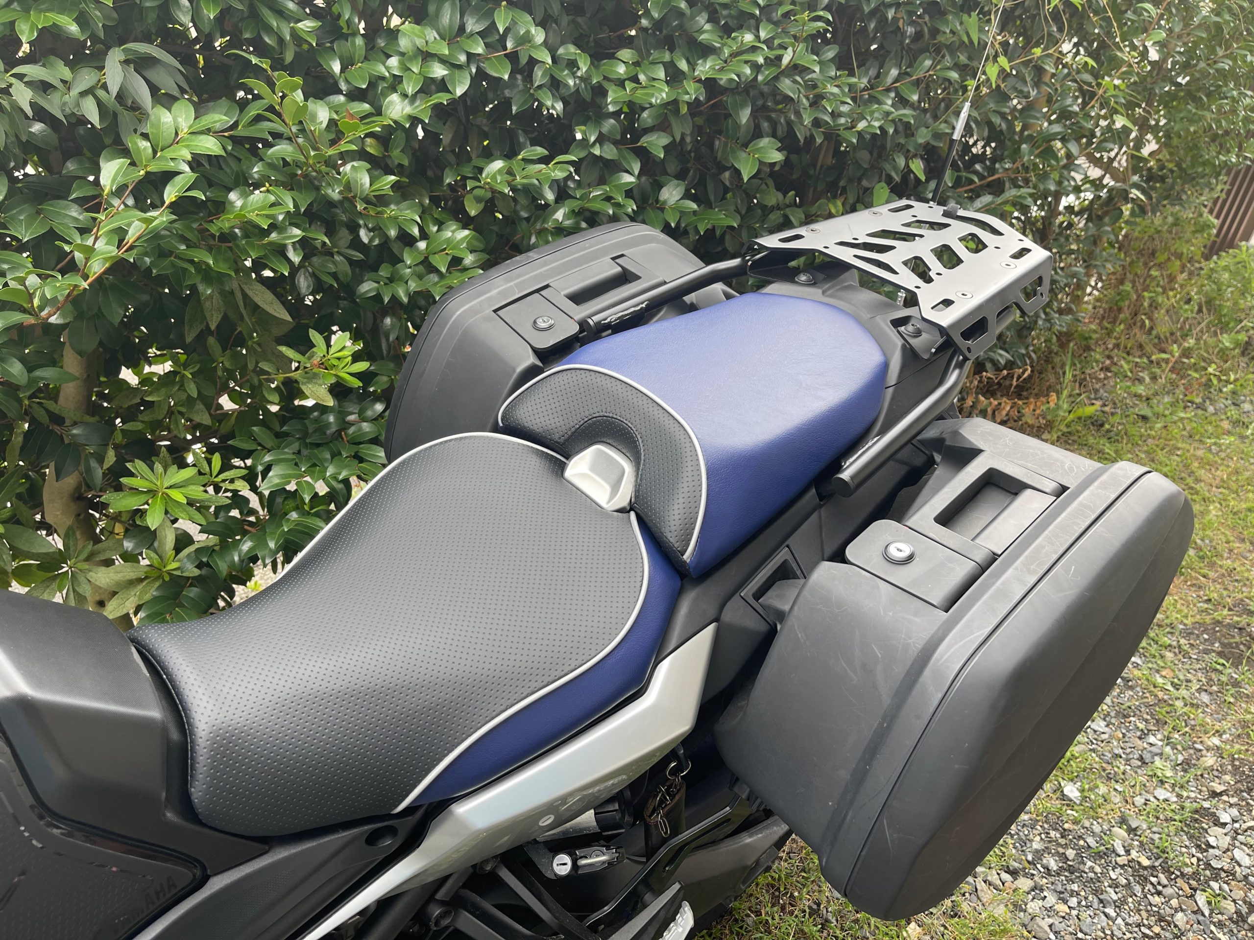 ヤマハMT-09トレイサー900シート張替えカスタム